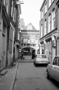 831403 Gezicht in de Boterstraat te Utrecht met op de achtergrond café-bar De Witte Ballons (Lijnmarkt 12).